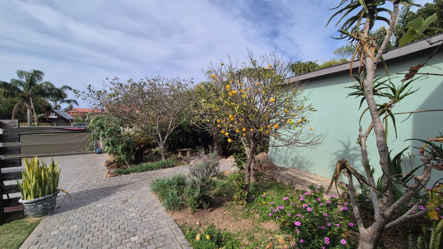 To Let 4 Bedroom Property for Rent in Wavecrest Eastern Cape
